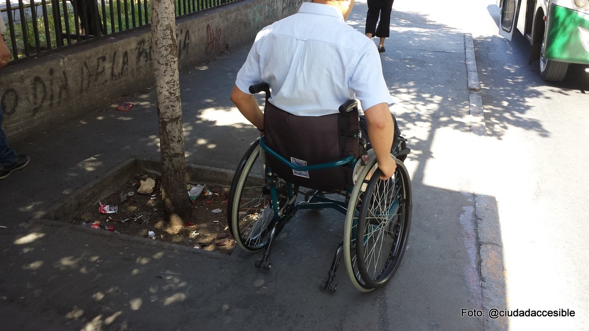 probando circulación por veredas en silla de ruedas
