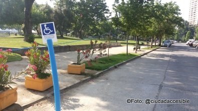 "Intervención urbana" de Ciudad Accesible, instalando estacionamientos para personas con discapacidad