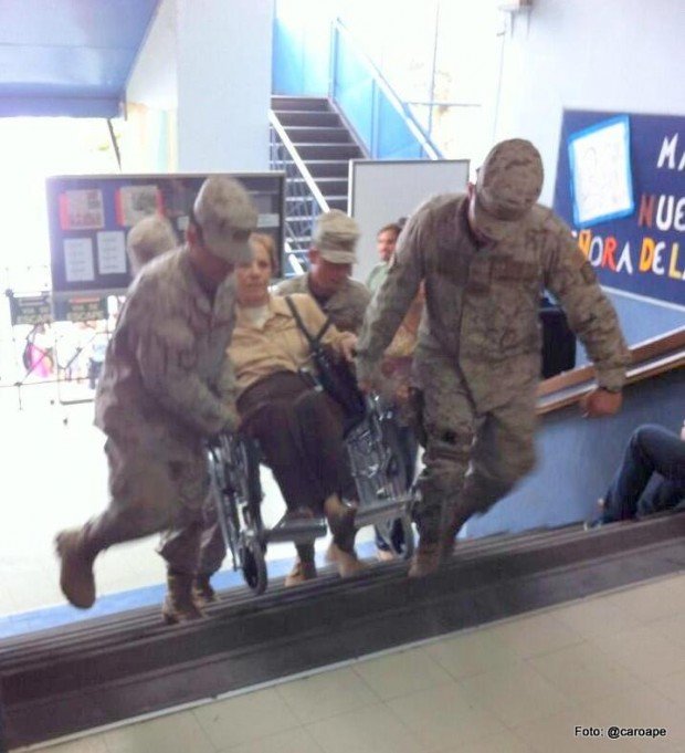 Acarreos por escaleras en Colegio Compañía de María Santiago Elecciones 20131 Foto @caraope