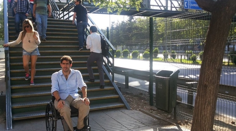 Pasarela peatonal Parque Arauco | Icono inaccesible