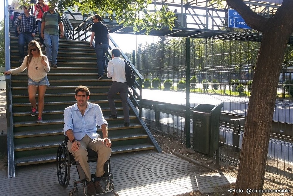 Pasarela peatonal Parque Arauco | Icono inaccesible