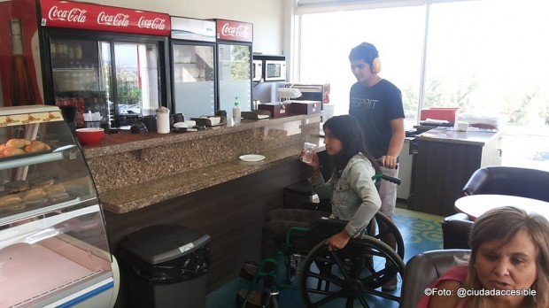 Comprando una taza de café pero esta vez desde una silla de ruedas Comprando una taza de café pero en silla de ruedas