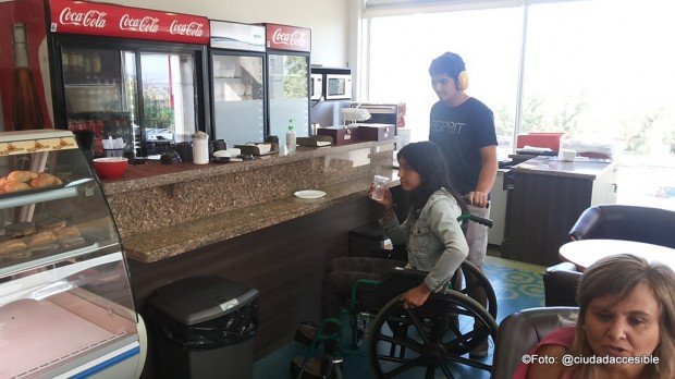 Comprando una taza de café pero en silla de ruedas