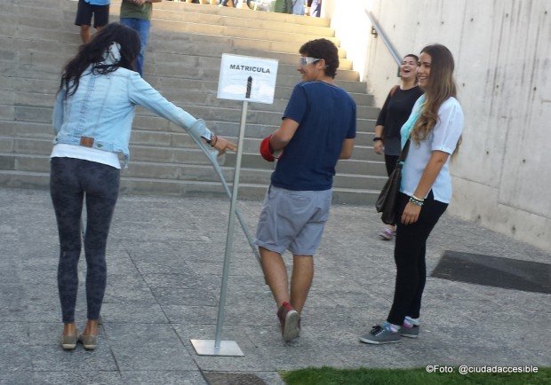 Obstáculos en el camino que provocaron algunos accidentes a alumnos con baja visión