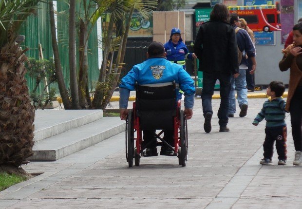 Serenos en silla de rueda patrullan las calles de Miraflores