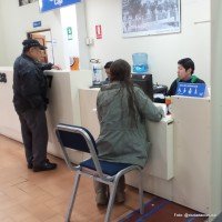 Mesones de atención con alturas adecuadas para atender vecinos en silla de ruedas o personas sentadas