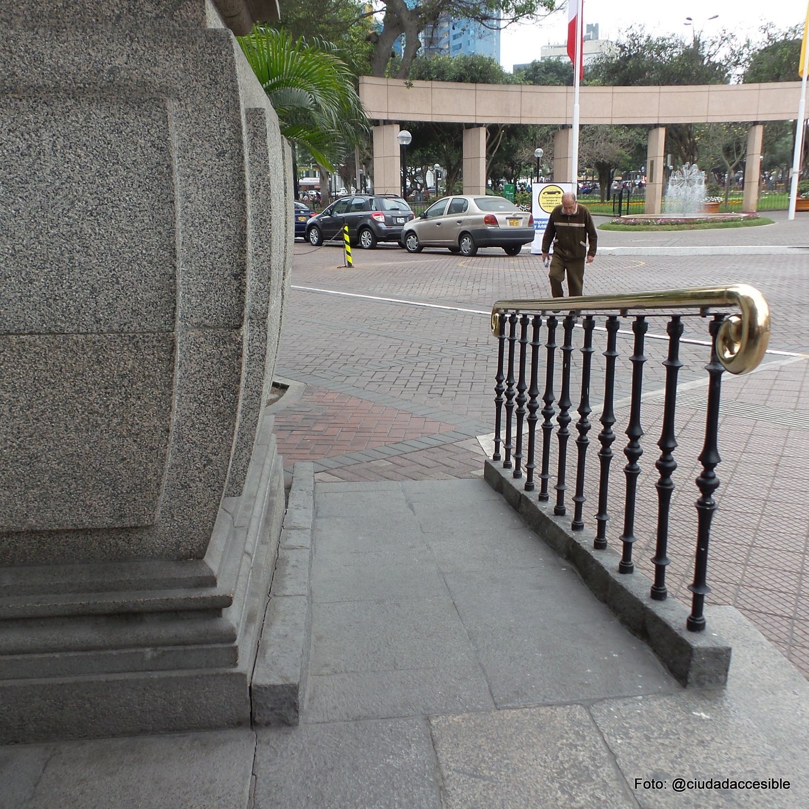 Acceso adaptado con rampa al edificio municipal de Miraflores