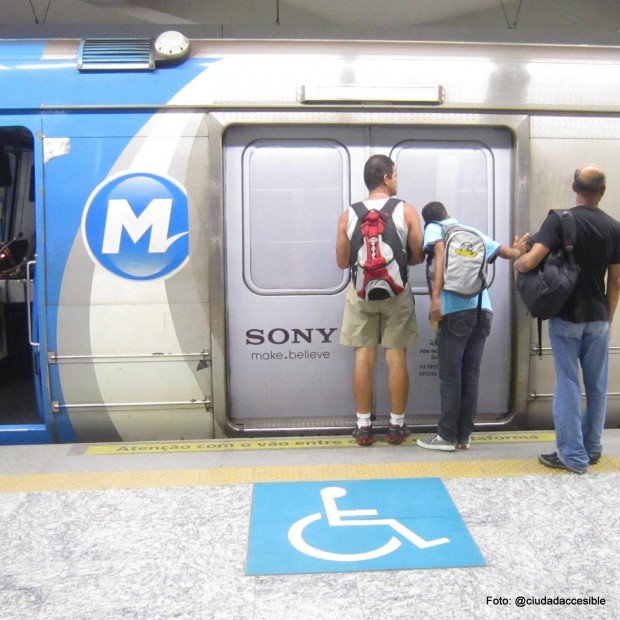 Acceso demarcado en andén a vagones accesibles - Metro Brasil