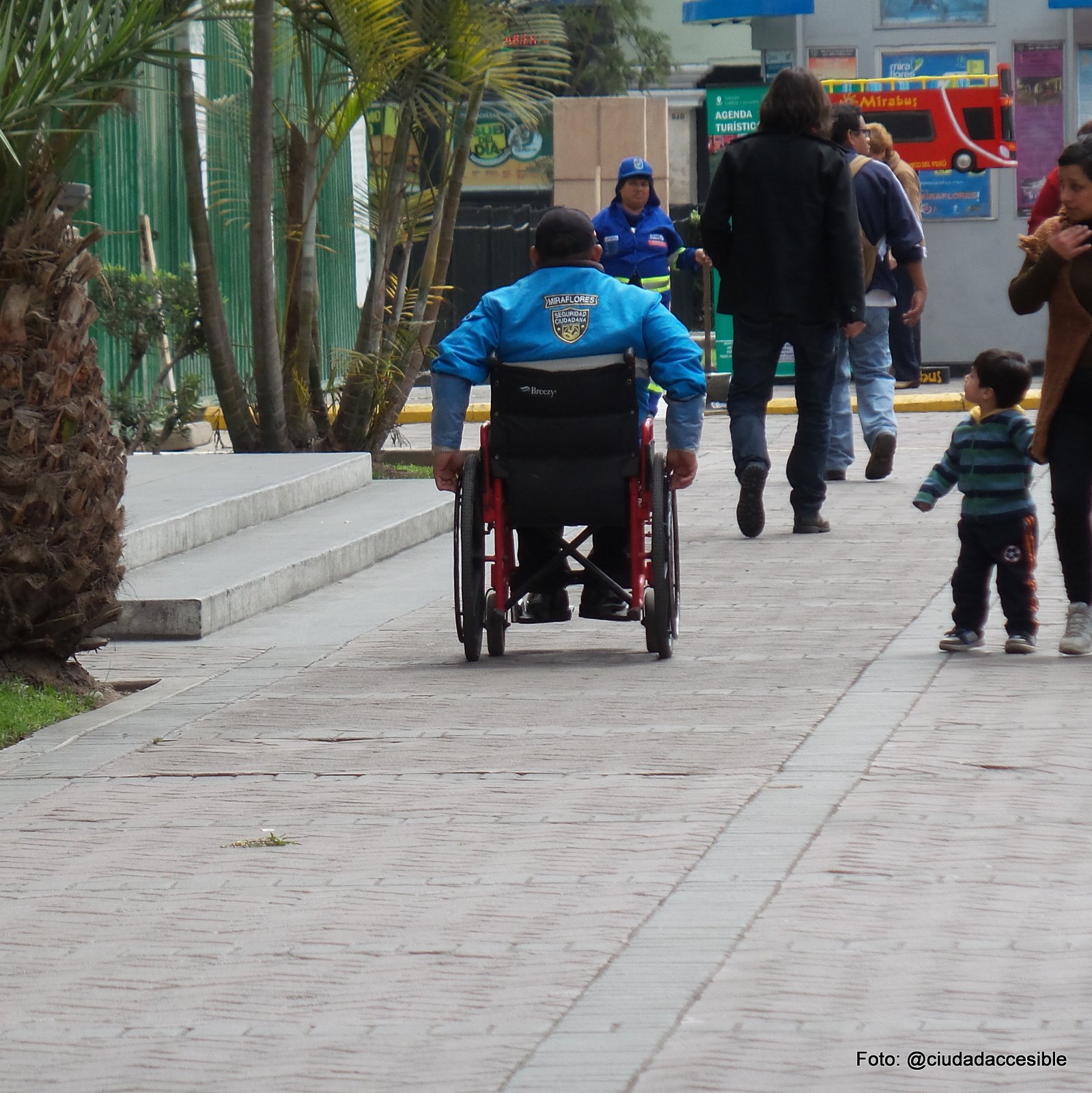 Sereno (Guardias municipales) en silla de rueda patrullan las calles de Miraflores