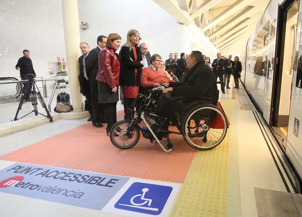 Señalización en andén frente acceso a vagónMetro Valencia foto: valenciaeconomica.com