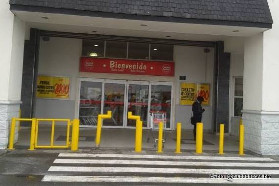 pilotes con forma en acceso a supermercado