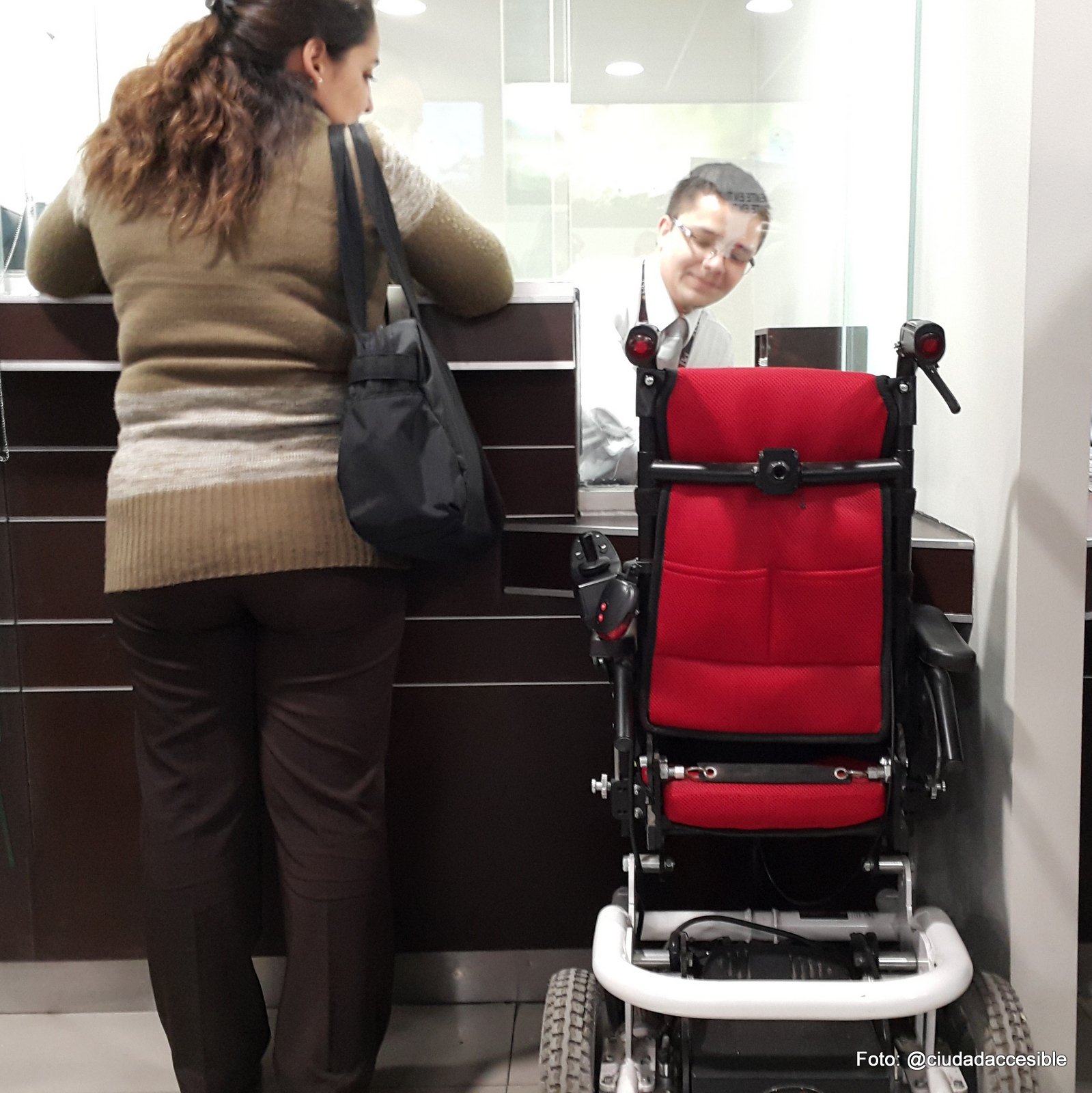 cajas de atención a altura adecuada para personas con discapacidad