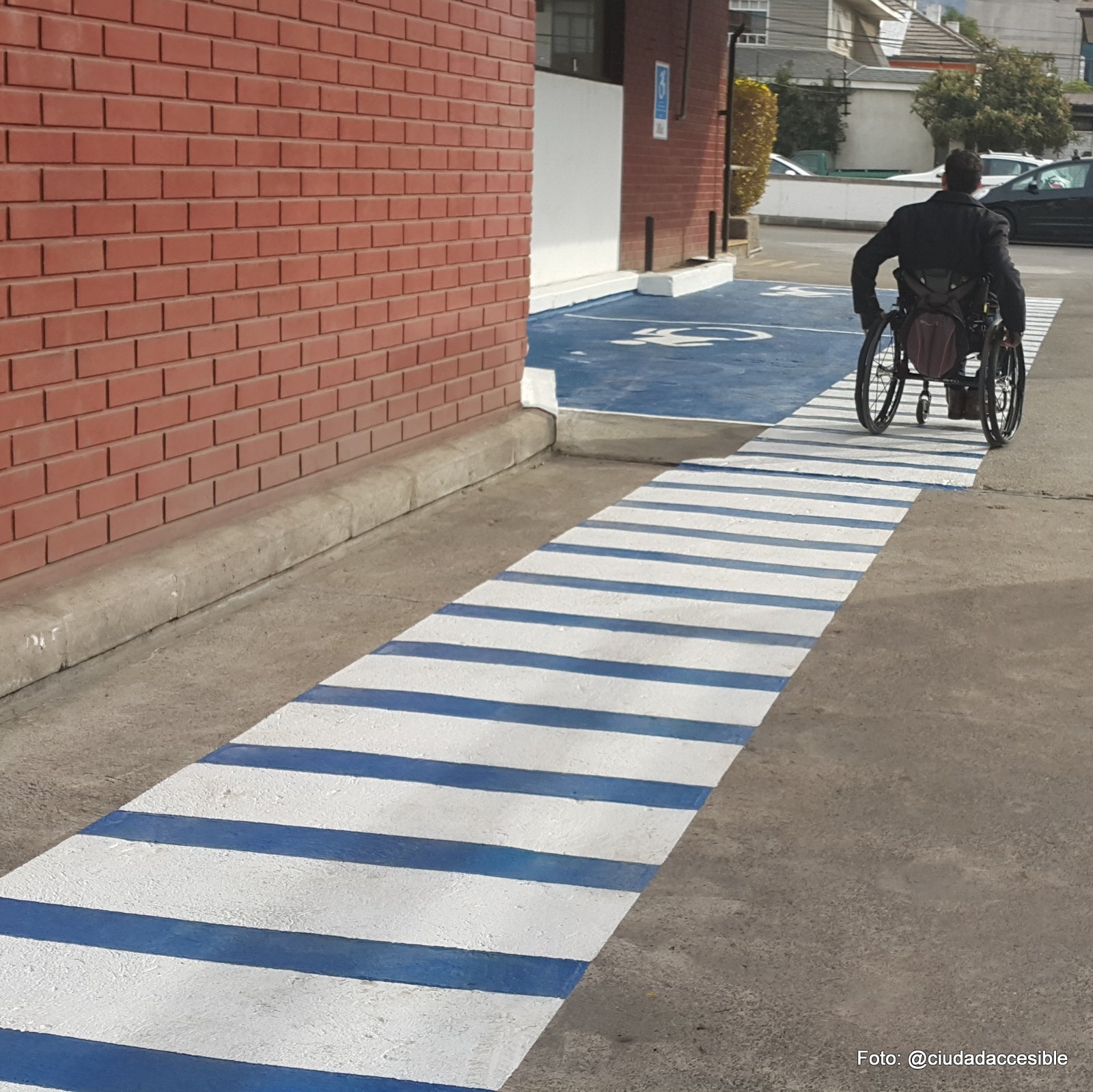 estacionamientos para PcD conectados con una ruta accesible y segura hasta el acceso