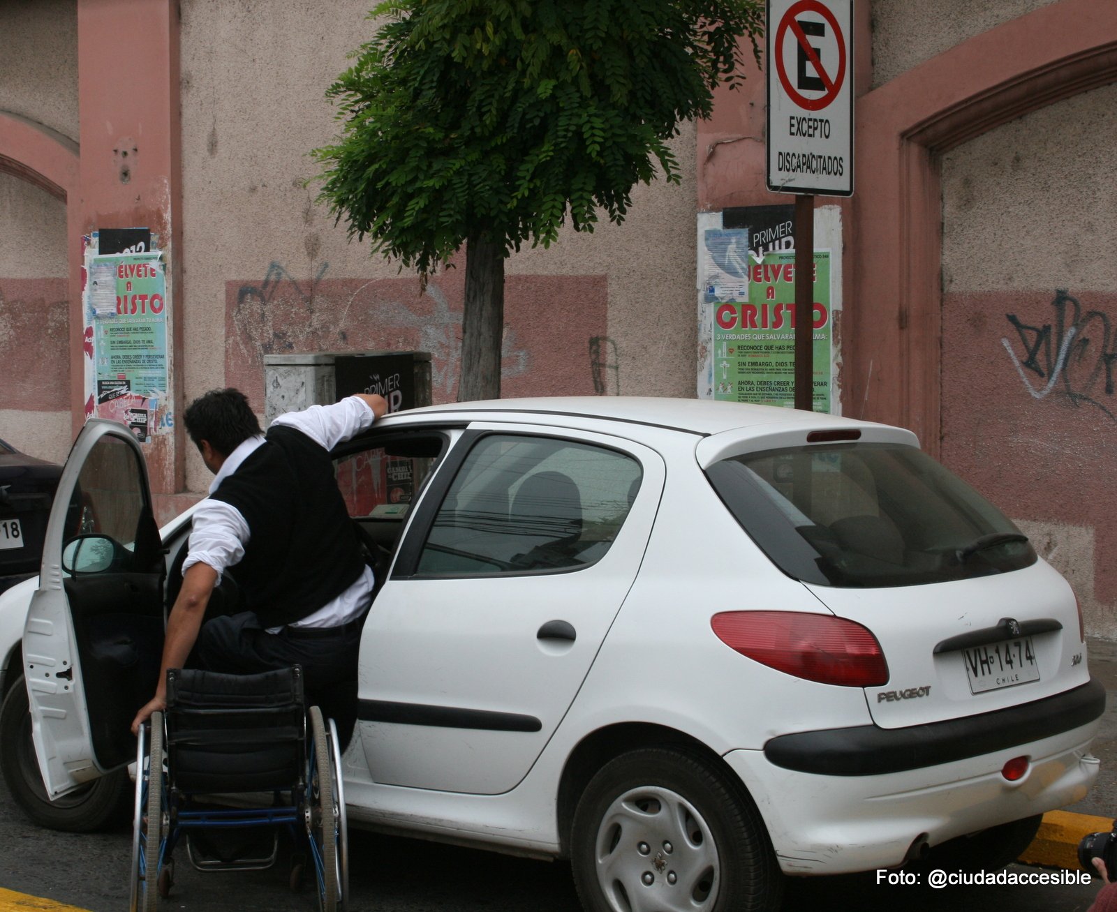 persona en silla de ruedas subiendo a su vehiculo