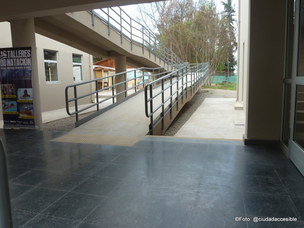 Rampa como medio de para subir al segundo piso de un centro deportivo