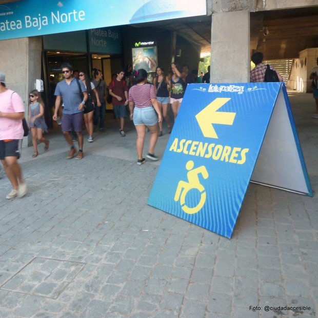 accesibilidad Lollapalooza señalización ascensores