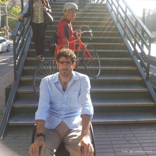 joven en silla de ruedas da la espalda a la escalera de la pasarela del Parque Arauco