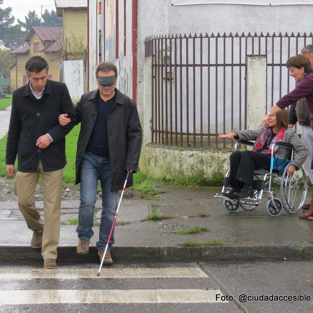 Alcalde Río Bueno como personas con discapacidad visual prueba los cruces peatonales