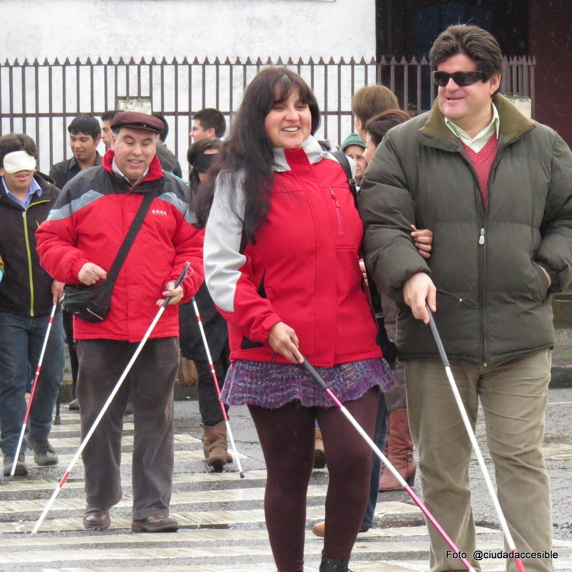 Personas con discapacidad visual prueban los cruces peatonales de rio bueno