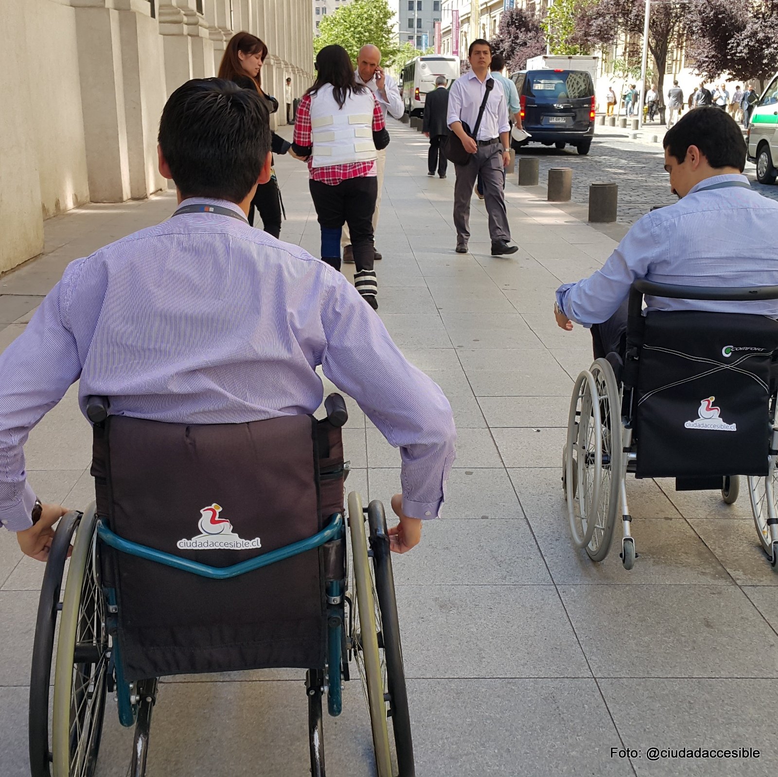 profesionales de la Contraloría en taller práctico de accesibilidad