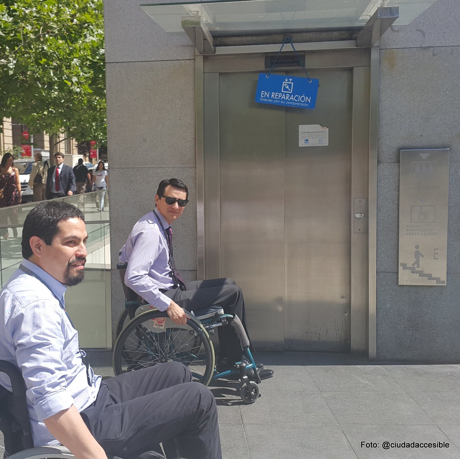 Acceder al centro cultural en silla de rueda, primer obstáculo el ascensor en mantención