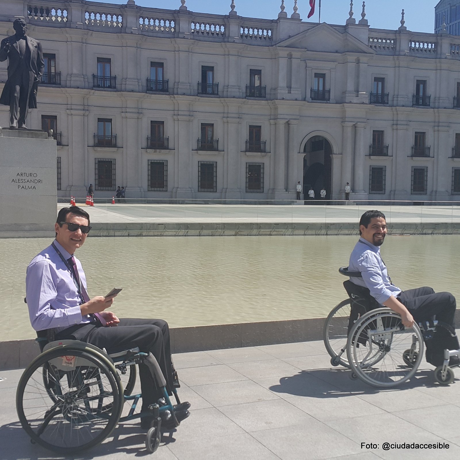 profesionales de la Contraloría en taller práctico de accesibilidad