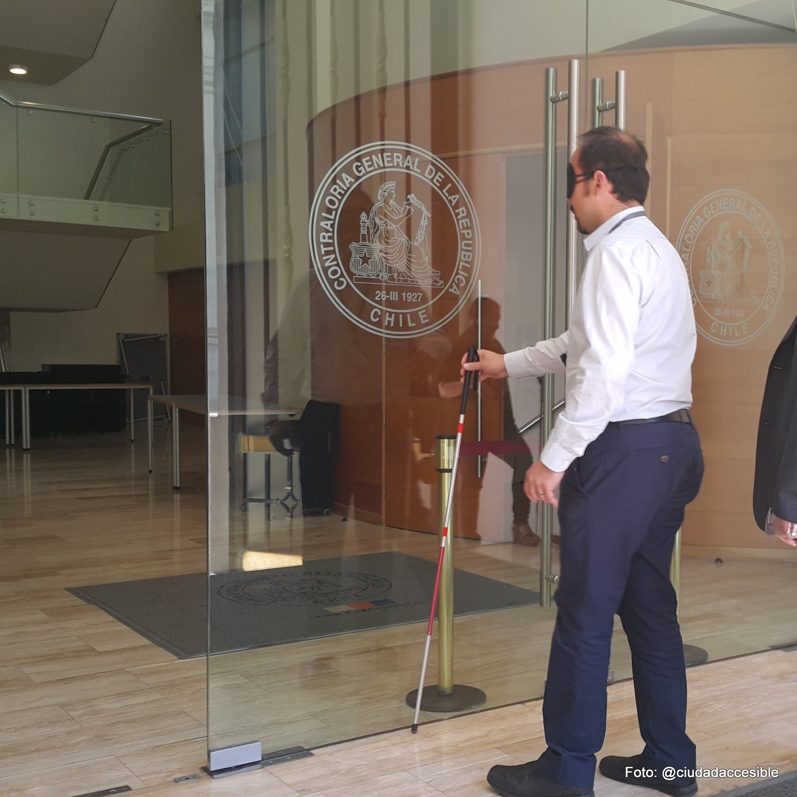 accediendo al edificio de la Contraloría como persona ciega