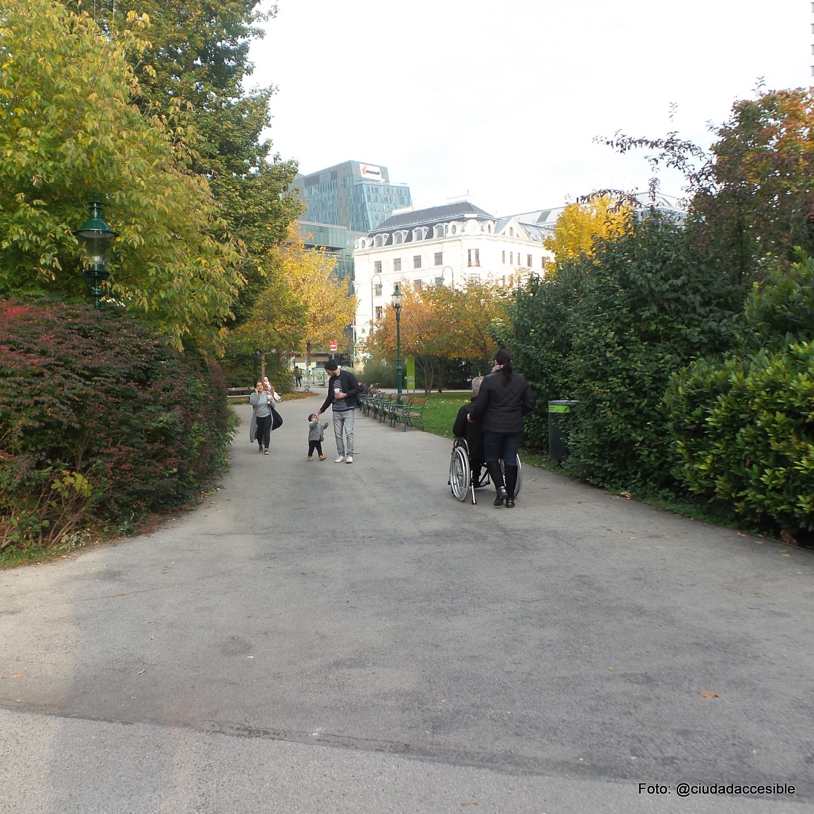privilegiar la movilidad peatonal con espacios amplios y despejados
