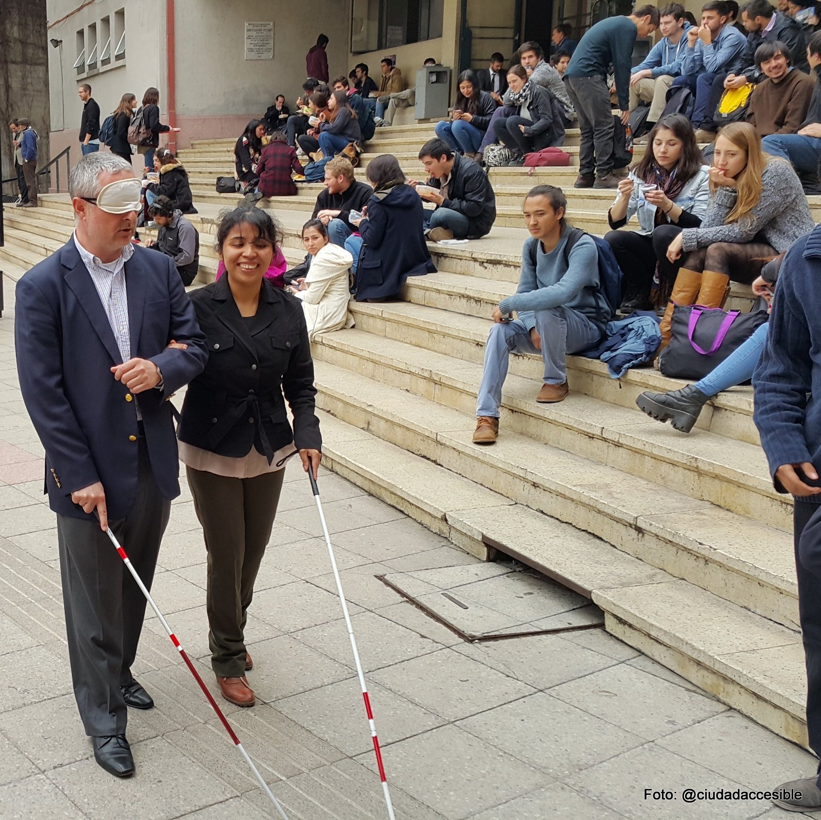 Alumna ciega de derecho guía a una persona con la vista tapada por la facultad