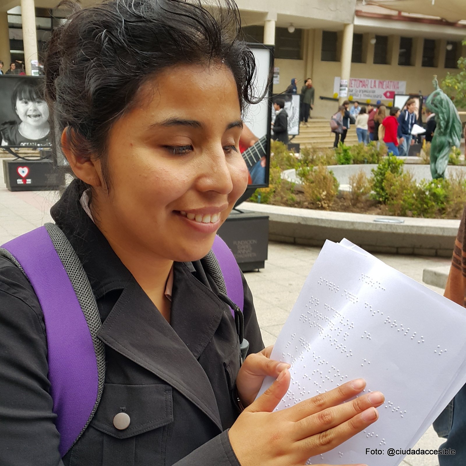 Alumna de derecho de la universidad de Chile lee su discurso escrito en Braille