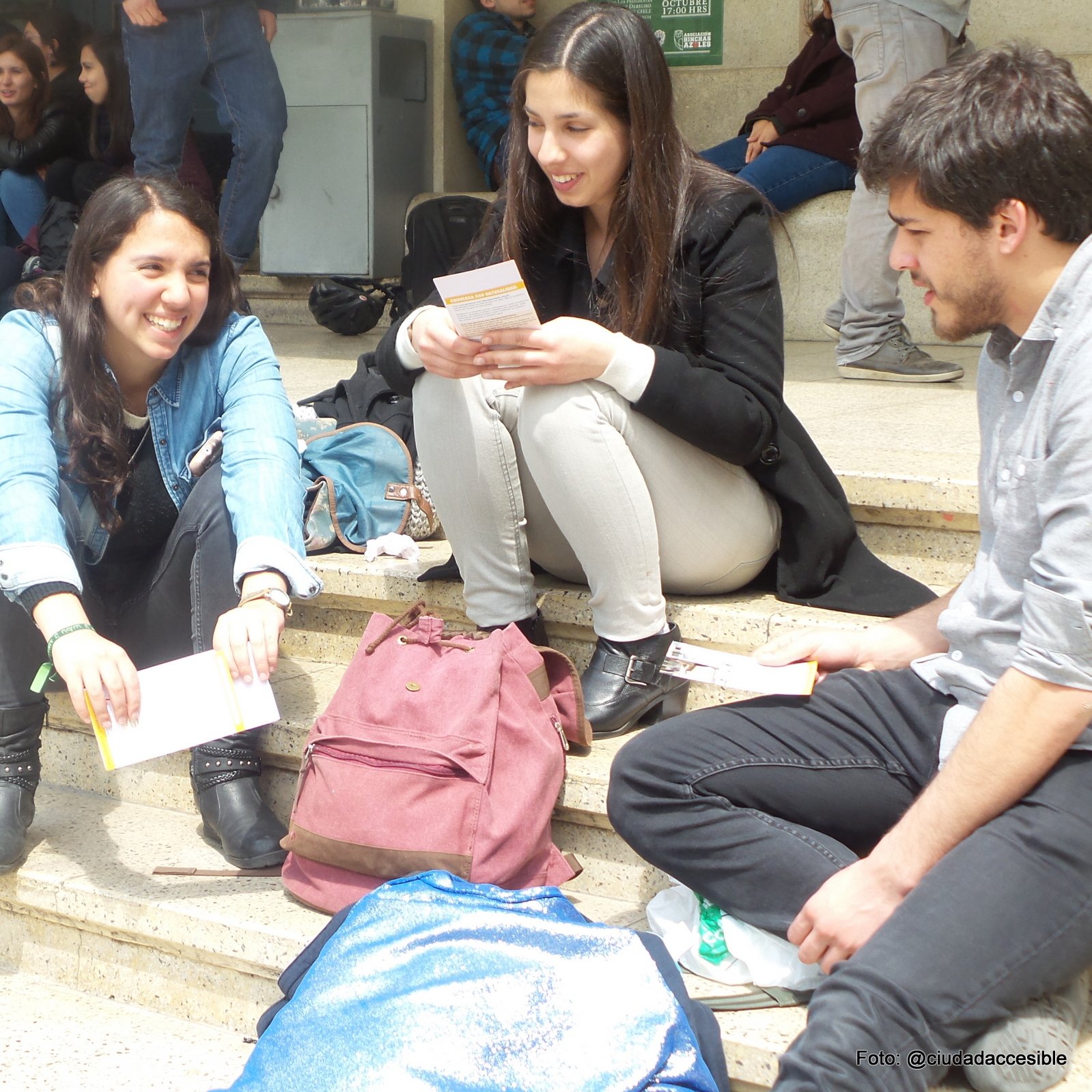 Alumnos de derecho de la U de Chile reciben folletos informativos respecto a accesibilidad (3)