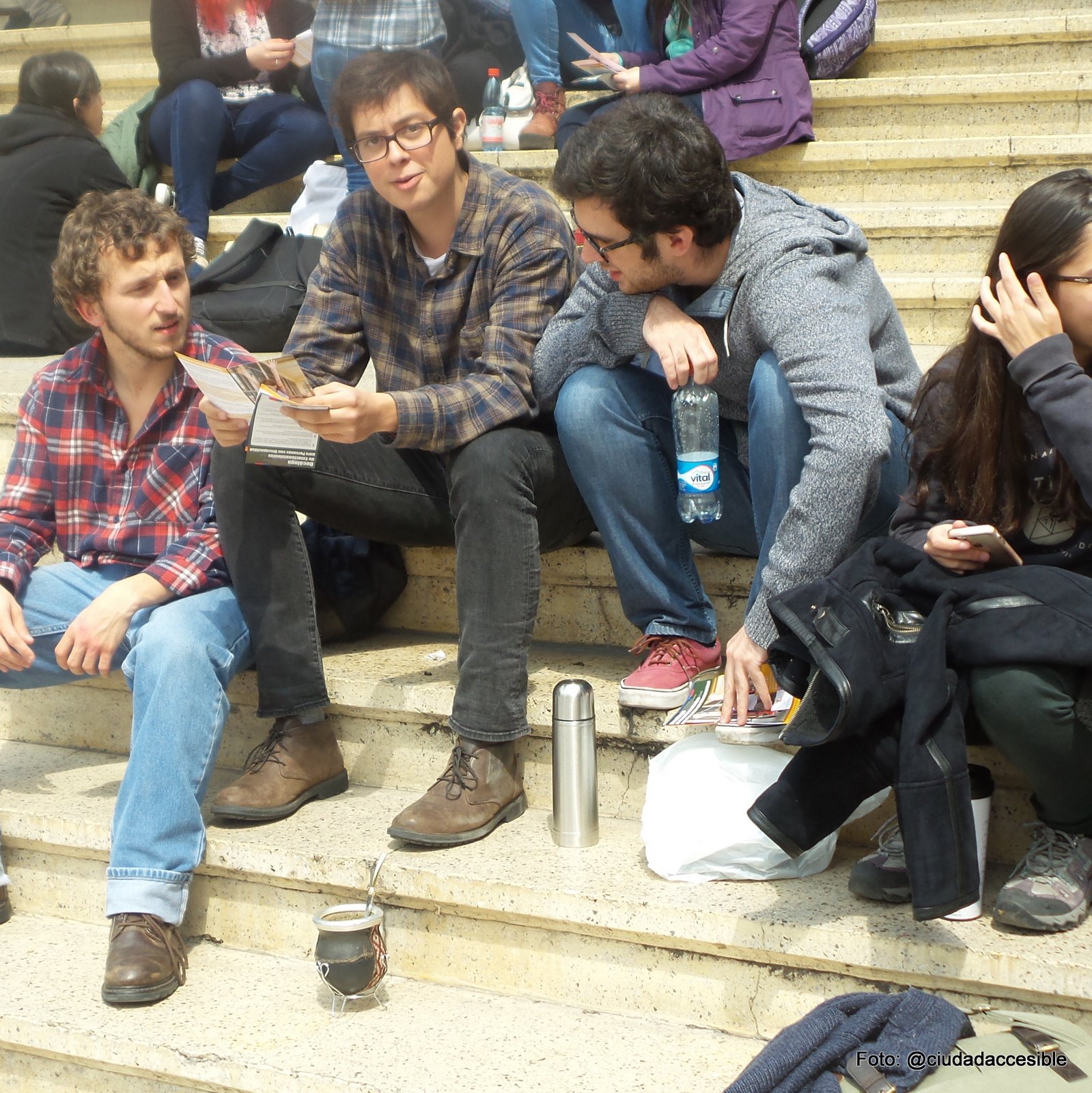 Alumnos de derecho de la U de Chile reciben folletos informativos respecto a accesibilidad