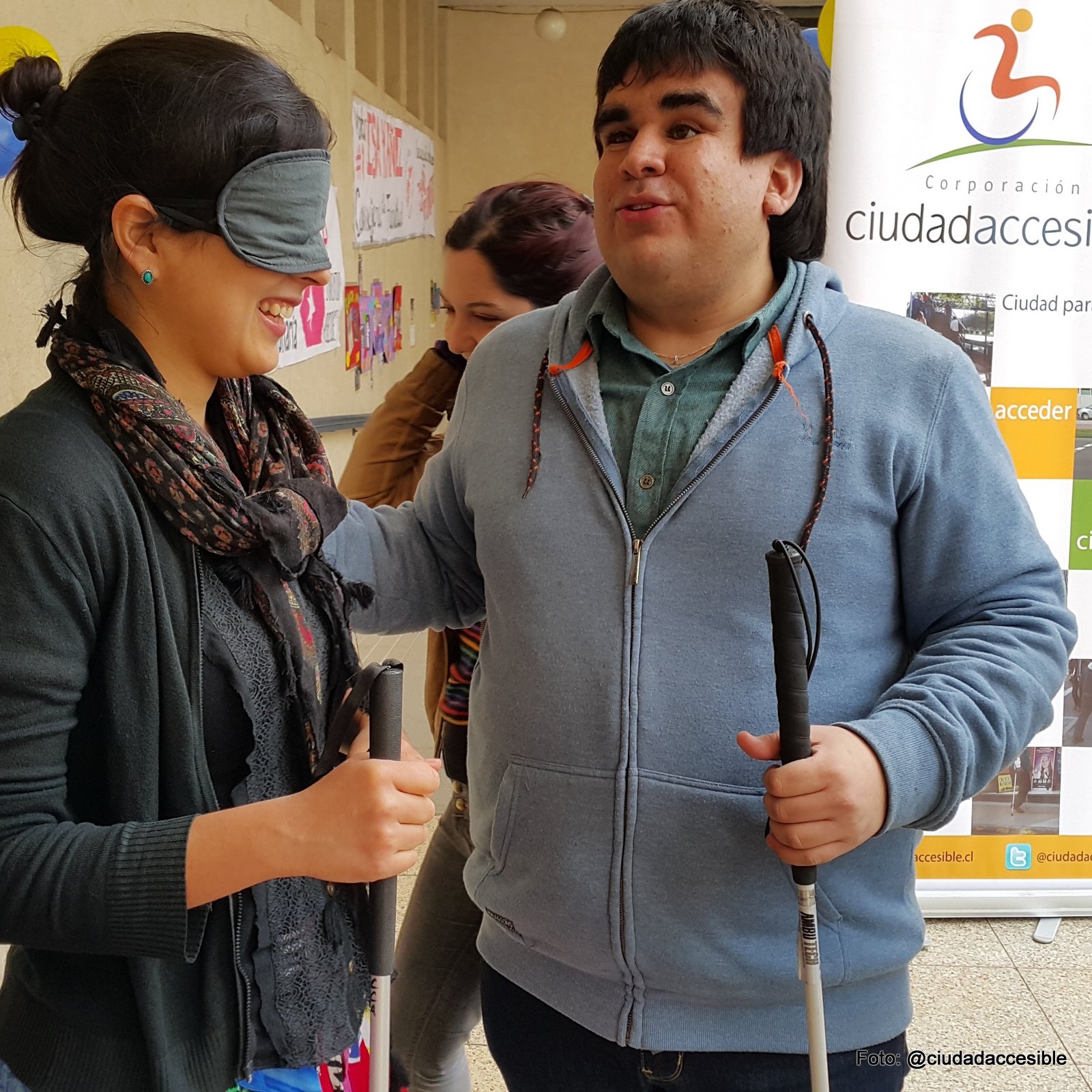 Francisco, alumno de derecho e integrante del grupo derecho a ciegas guía a una participante