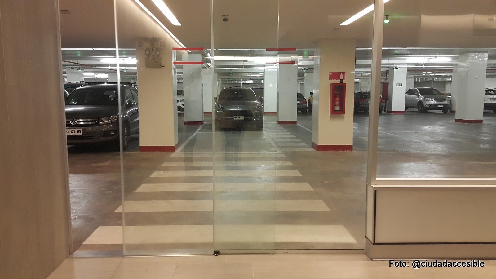 Puerta acceso desde estacionamientos subterráneos PcD Casa Costanera