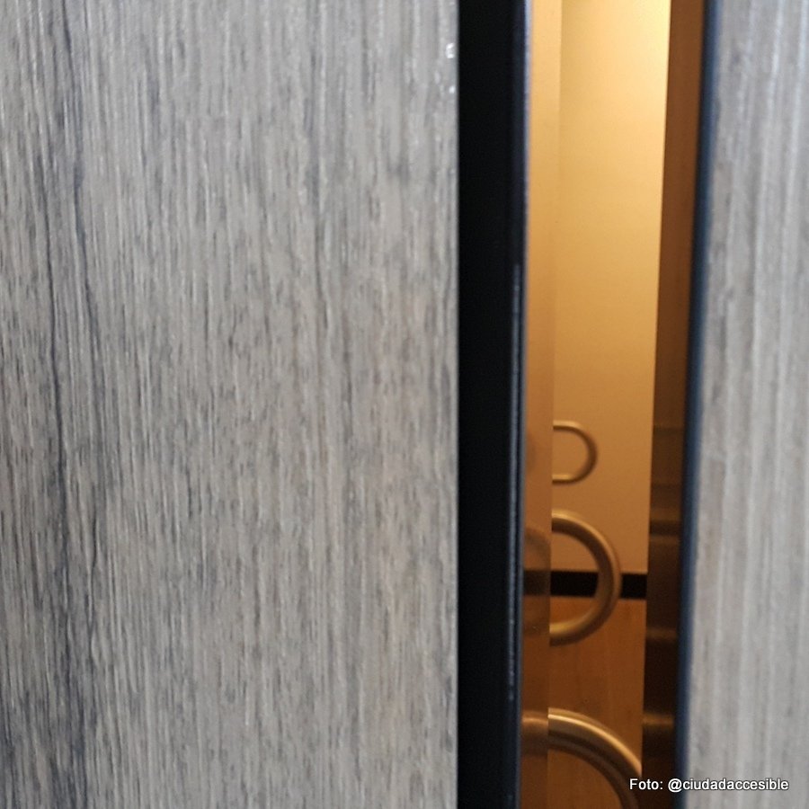 apertura de puerta en baño accesible prmite mirar hacia el interior