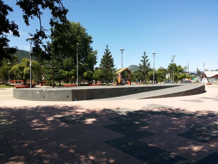 Escenario con rampa en la plaza de lonquimay