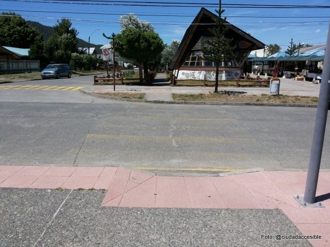 rebajes de la plaza donde la ruta es interrumpida por la falta de rebaje en la vereda que enfrentan 2