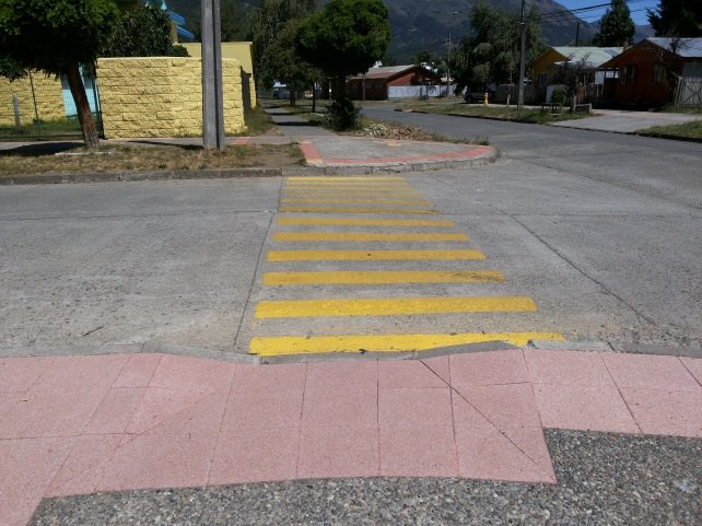 cruce peatonal rebajado hacia la plaza pero sin cruce rebajado en el extremo opuesto