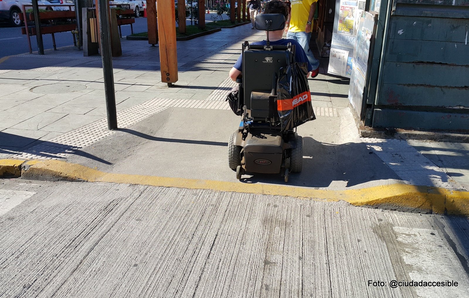 persona en silla de ruedas cruza la calle a través de los nuevos rebajes en puerto varas