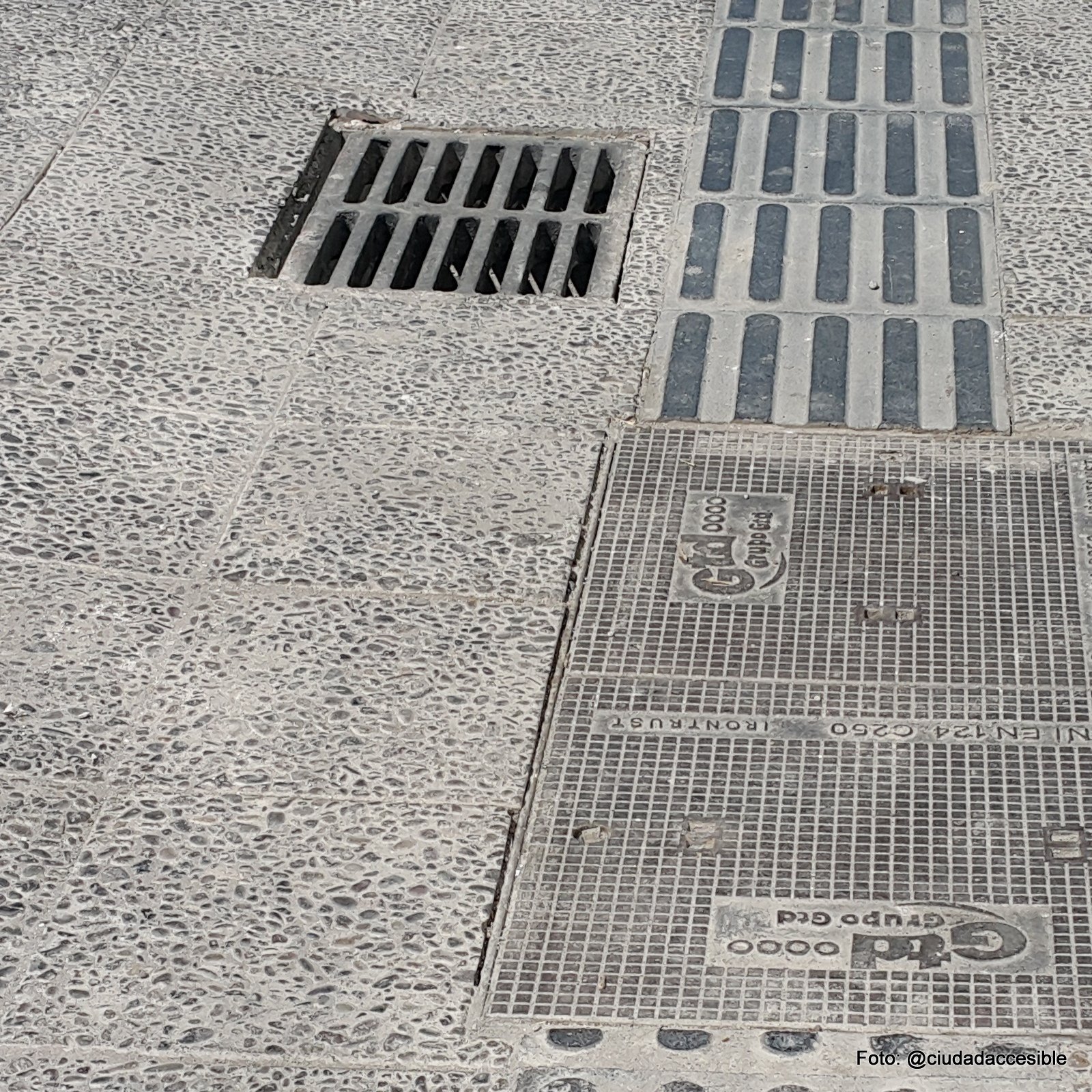 sumideros de aguas lluvia ubicados paralelamente a la circulación peatonal