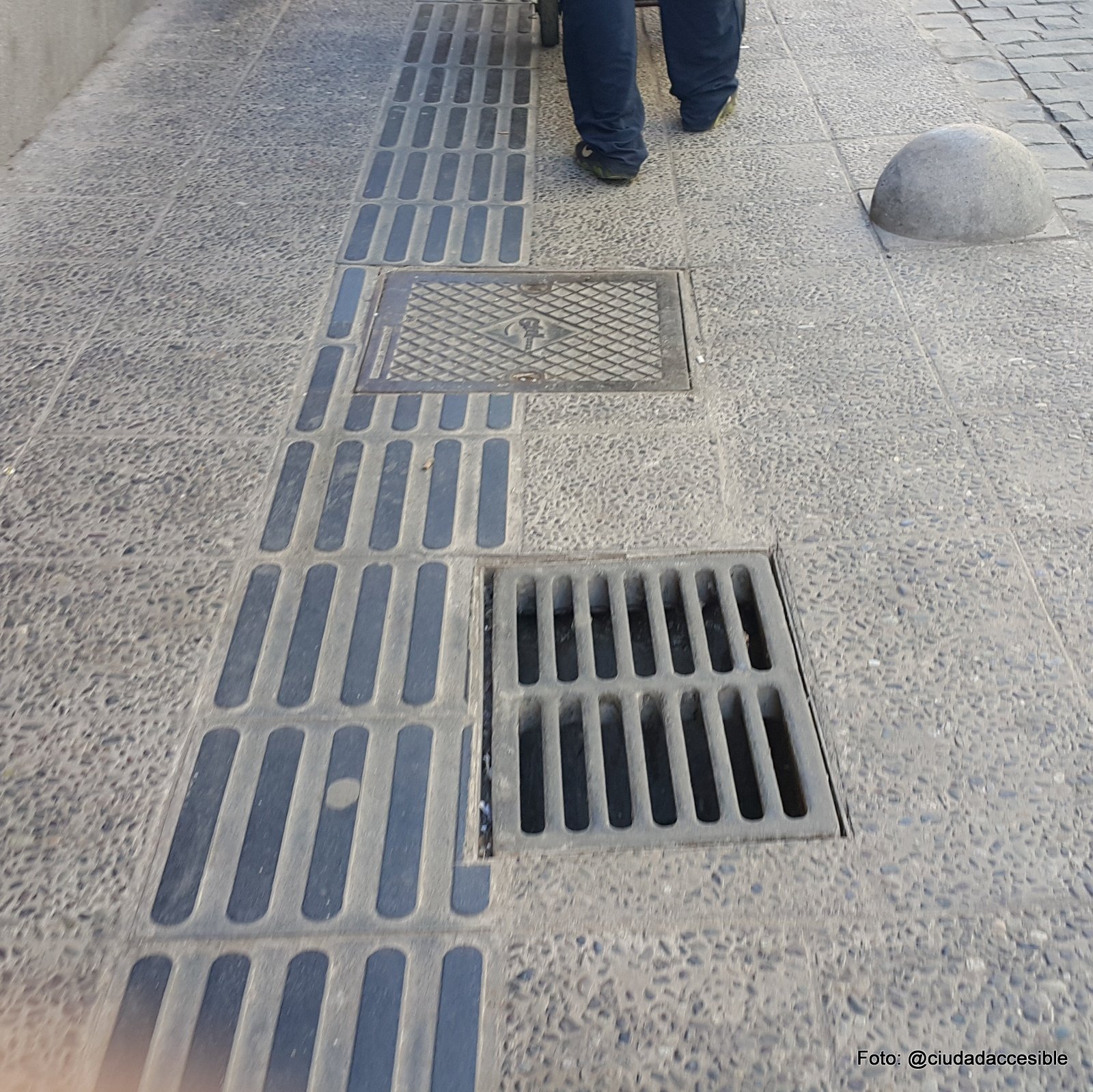 sumideros de aguas lluvia ubicados paralelamente a la circulación peatonal