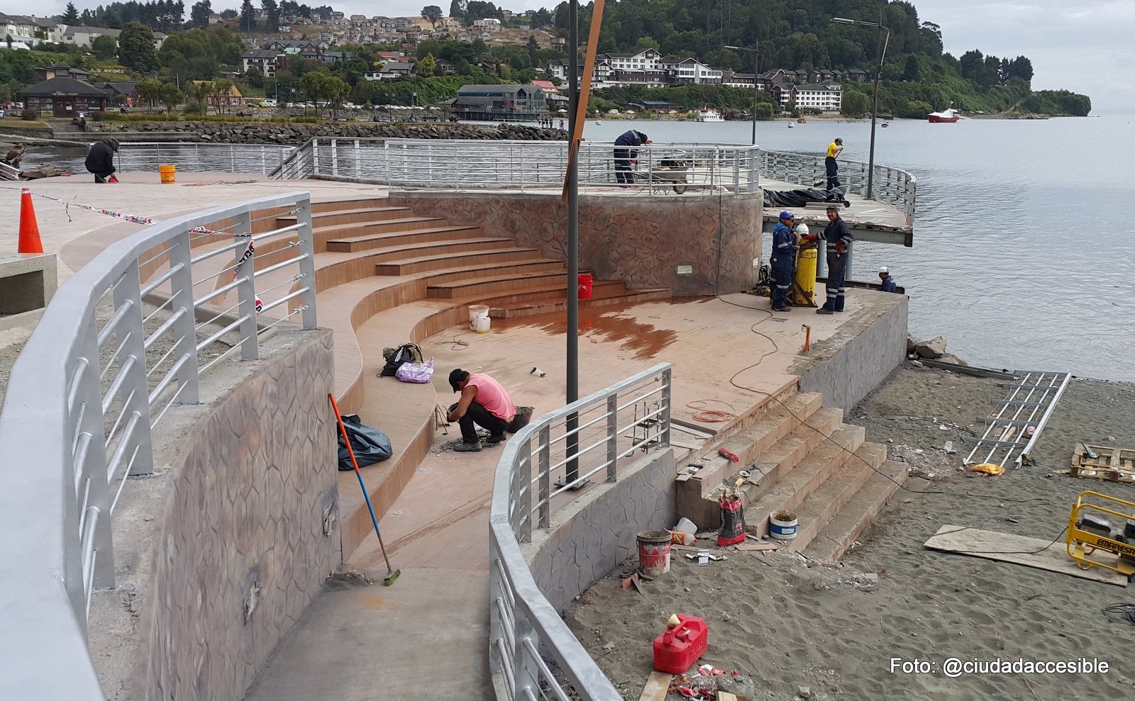 Mirador en construcción en puerto varas