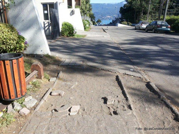 Acceso principal a la playa desde la plaza. Condiciones de veredas discontinuas, con desniveles y en mal estado