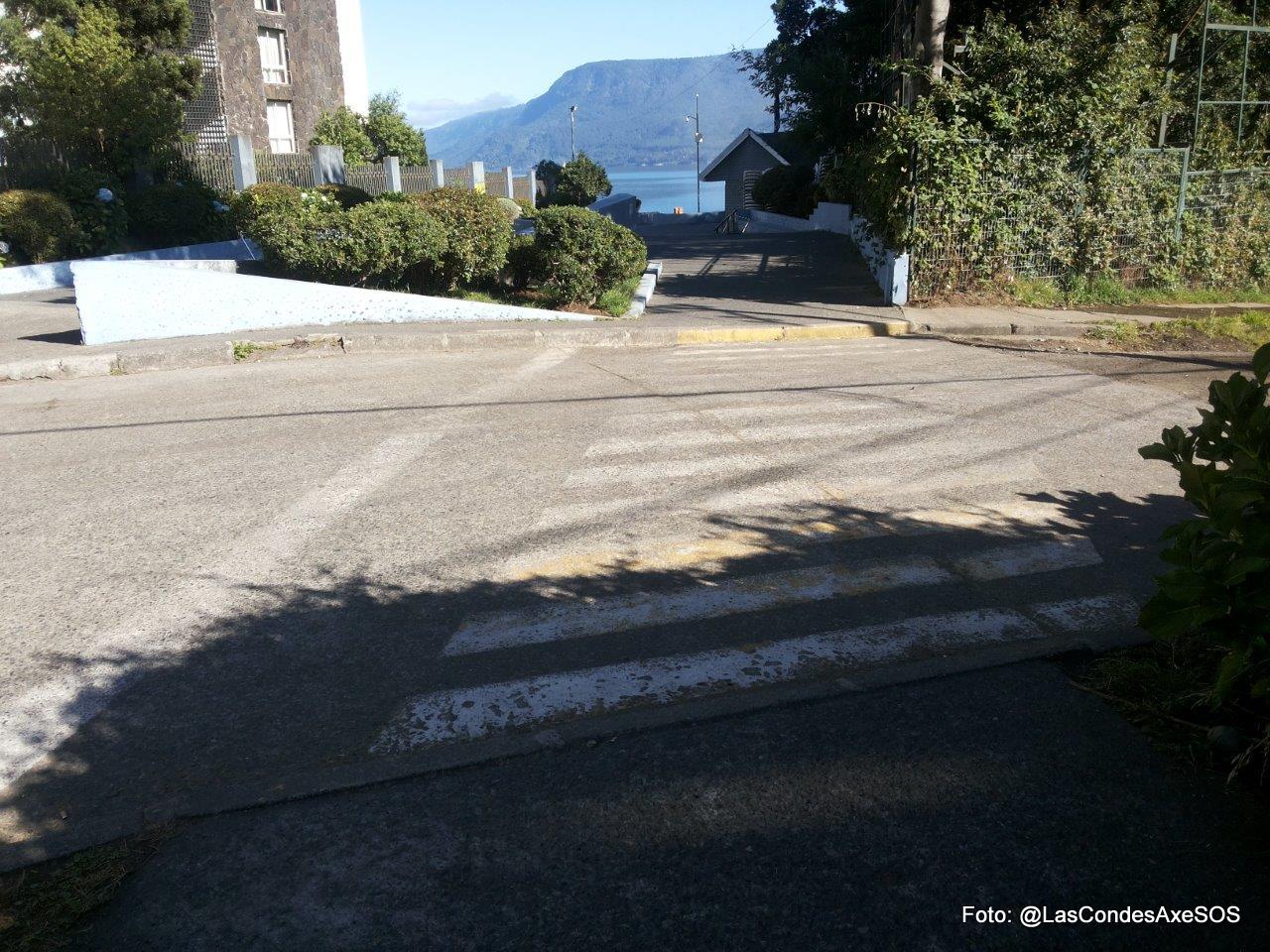 Ruta peatonal principal a la playa desde la plaza. Condiciones de veedas discontinuas, con desniveles y en mal estado