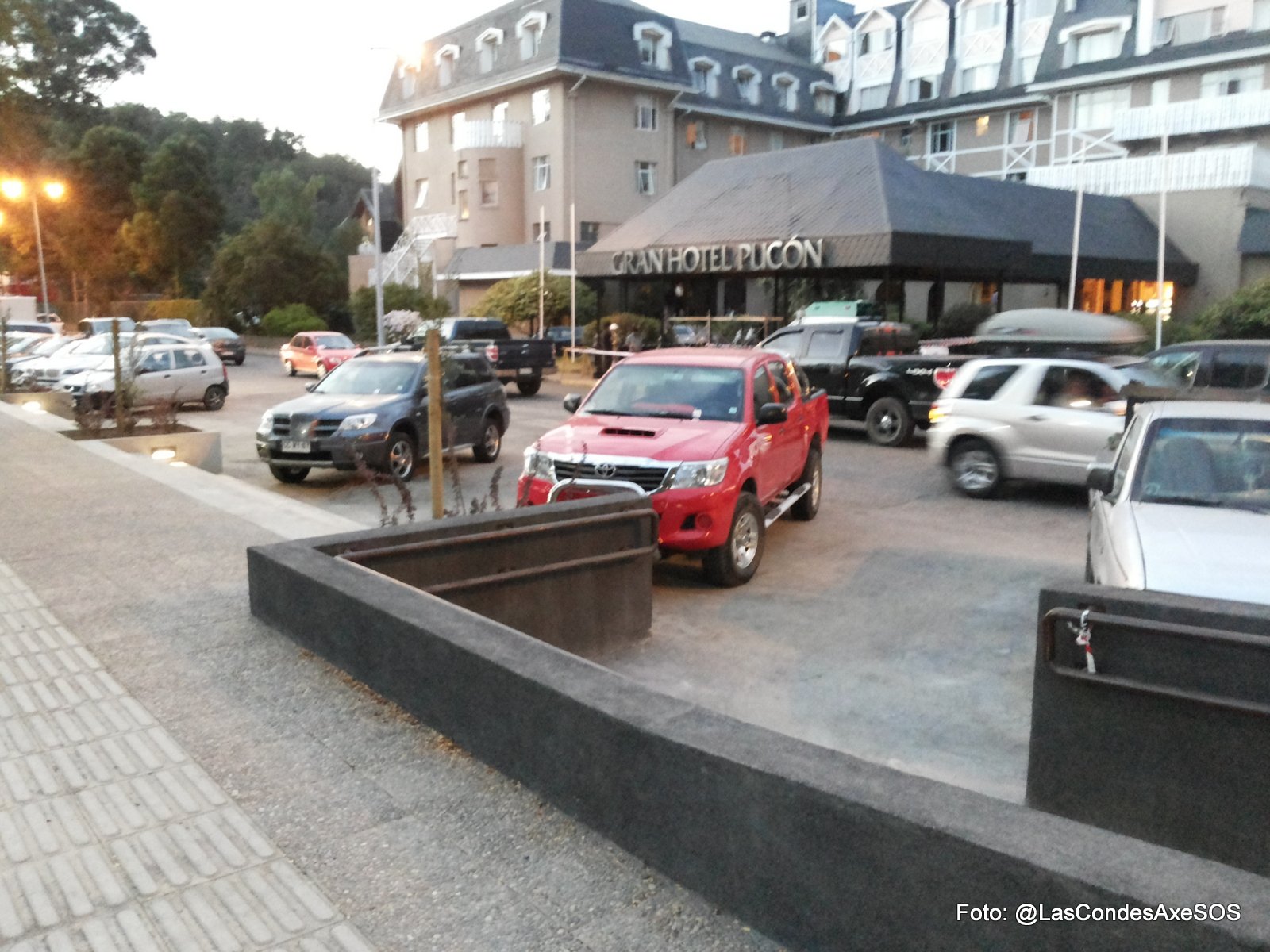 Acceso salida desde la plaza hacia lado norte sin vereda para circulación peatonal Pucon