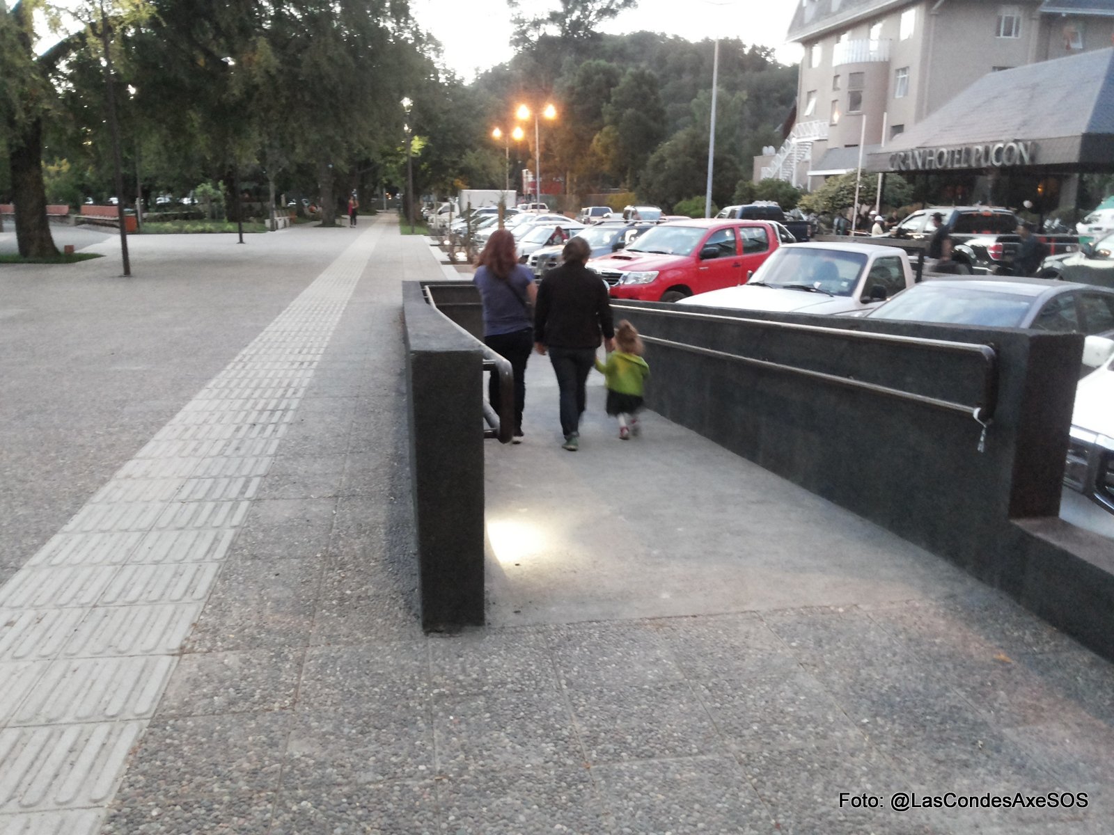 Acceso salida desde la plaza hacia lado norte sin vereda para circulación peatonal Pucon