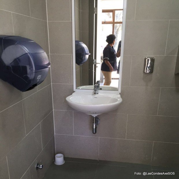 Espejo y lavamanos accesible en el interior del baño de la plaza de pucón