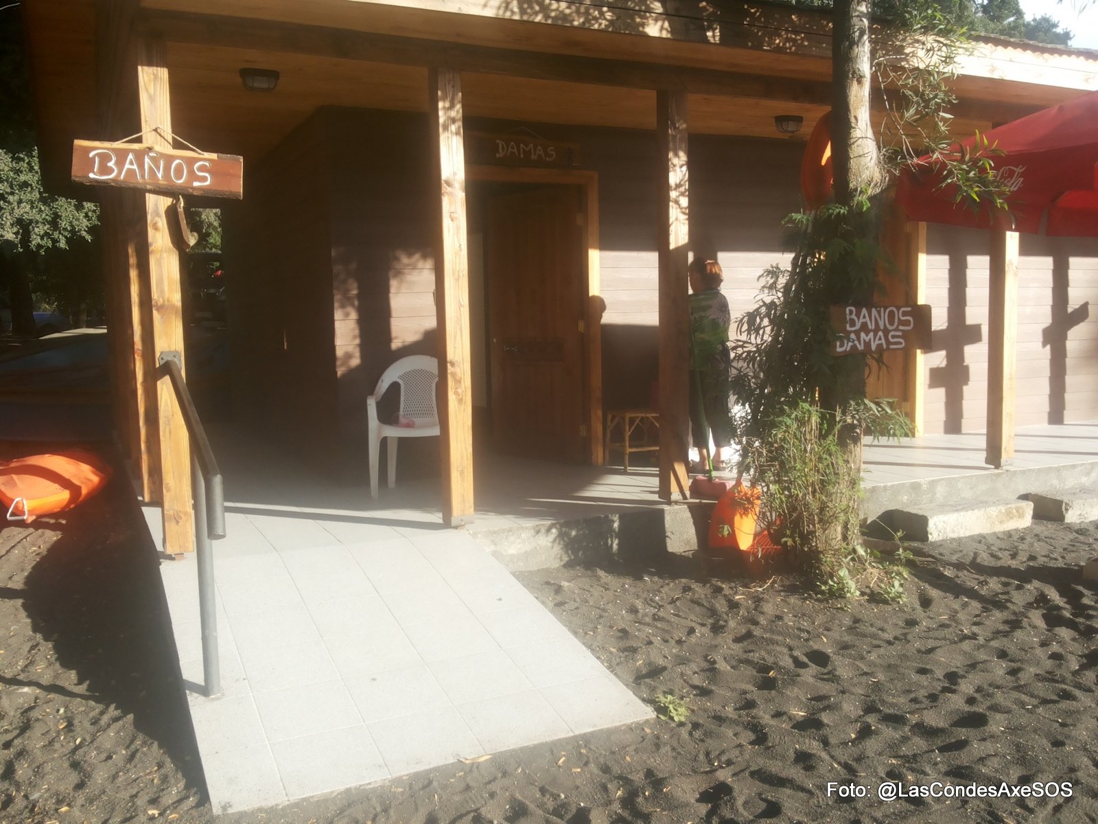 Baños con rampa de acceso pero aislados de ruta accesible