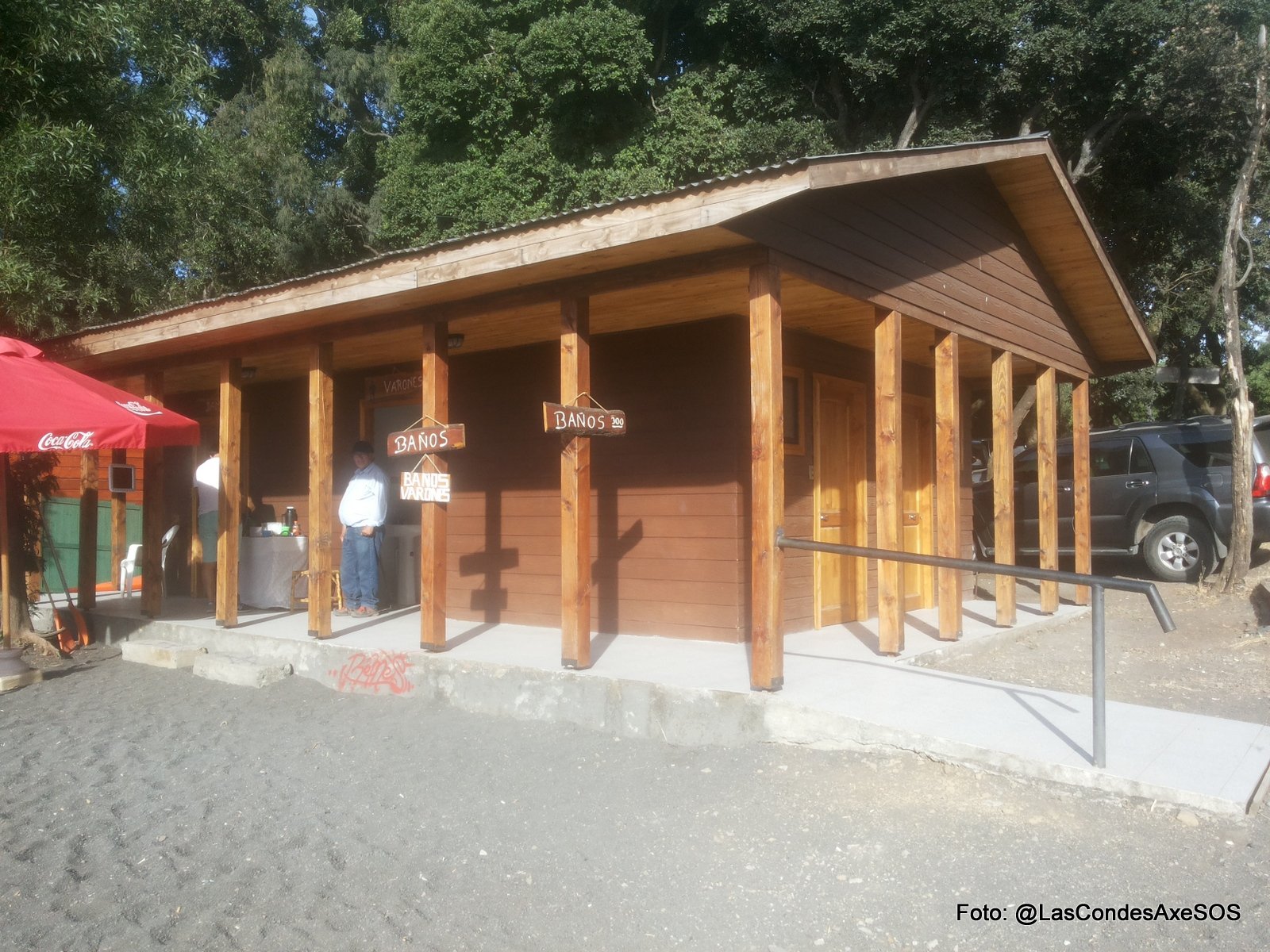 Baños con rampa de acceso pero aislados de ruta accesible Pucon