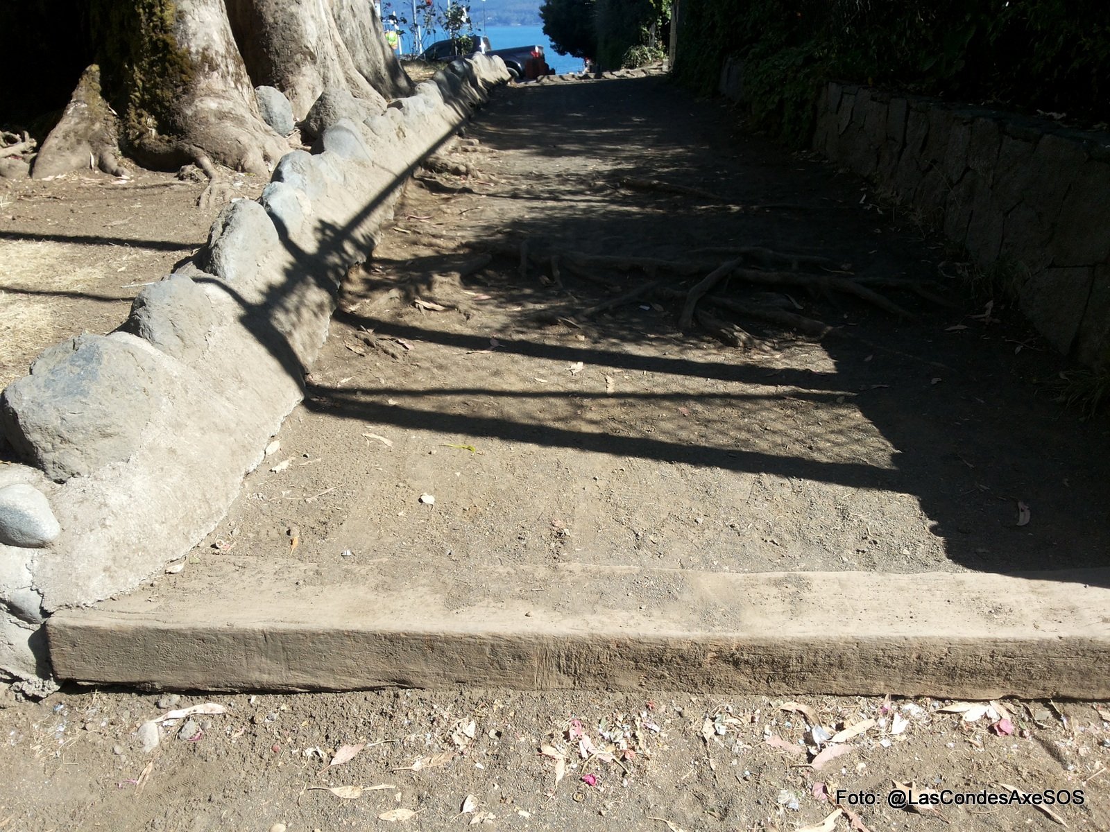 Vereda de tierra con un peldaño